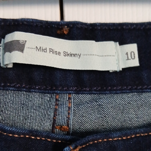 Levi's Women's Dark Indigo Skinny Jeans - Picture 2 of 9